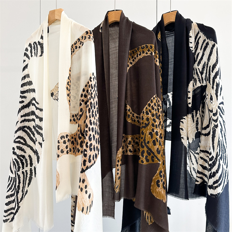 Winter Clothing Hong Kong - Aslan Desenli Püsküllü Kaşmir Lüks Tasarımcı